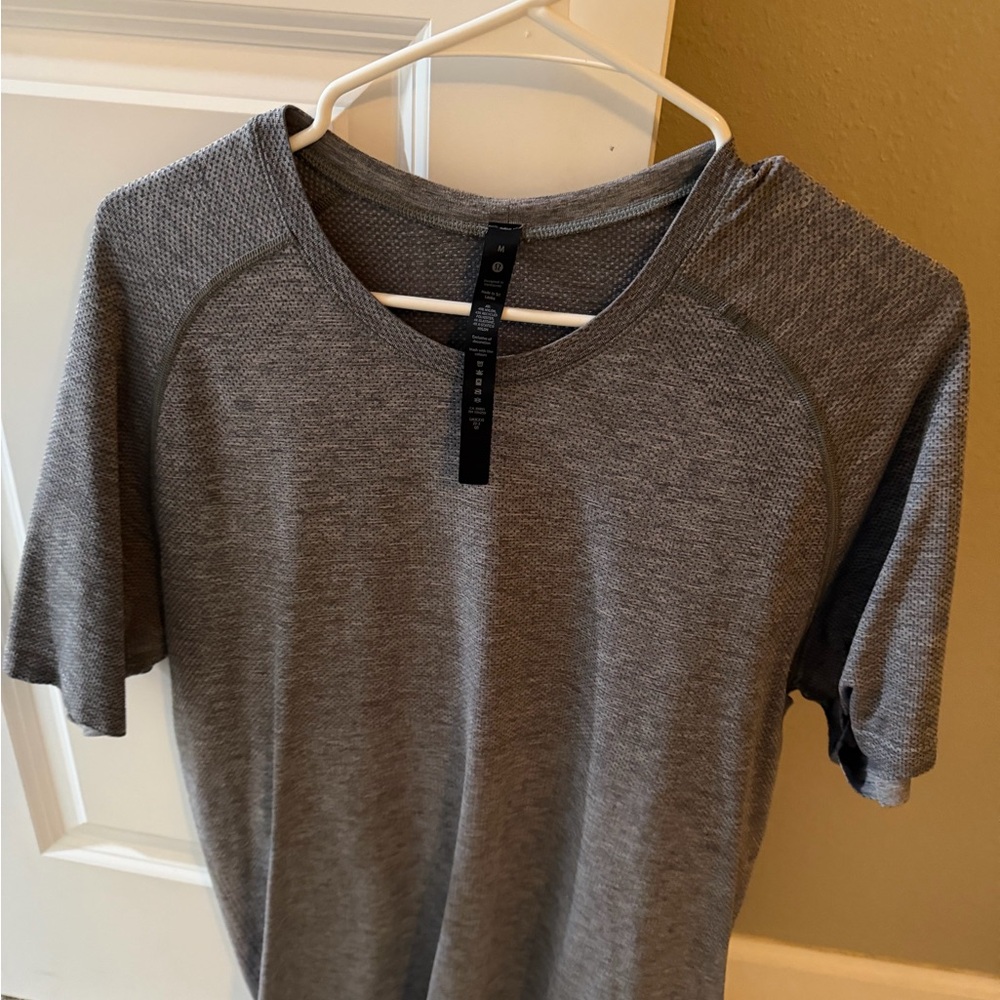 lululemon athletica Heathered Gray Short Sleeve Tee